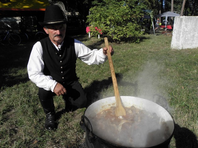 the-men-s-cooking-pot-hungarian-kettle-itseuropean